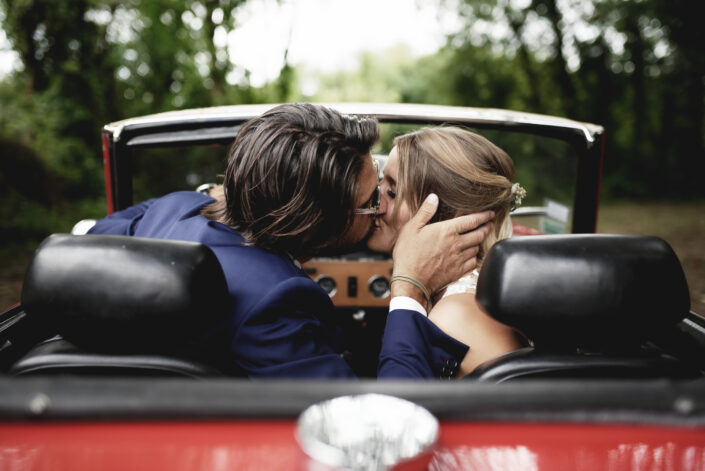 Frogart Mariage Photo Couple Voiture rouge Baisé