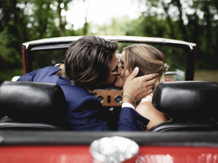 Frogart Mariage Photo Couple Voiture rouge Baisé